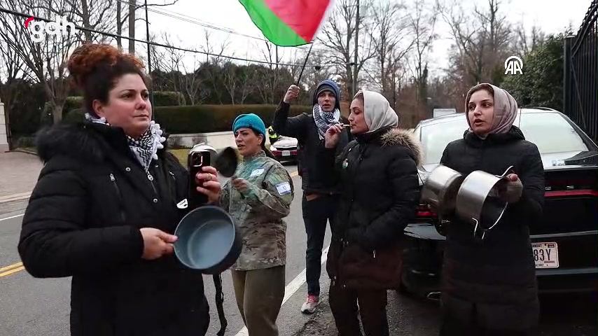 Göstericiler, Blinken'in aracına boya dökerek protesto etti