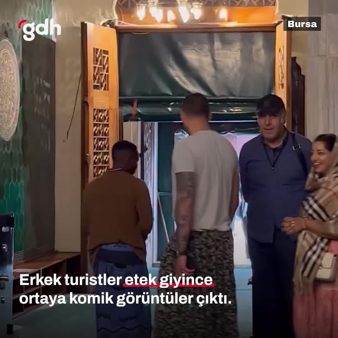 Bursa'da şortlu erkek turistler camiye etekle girdi