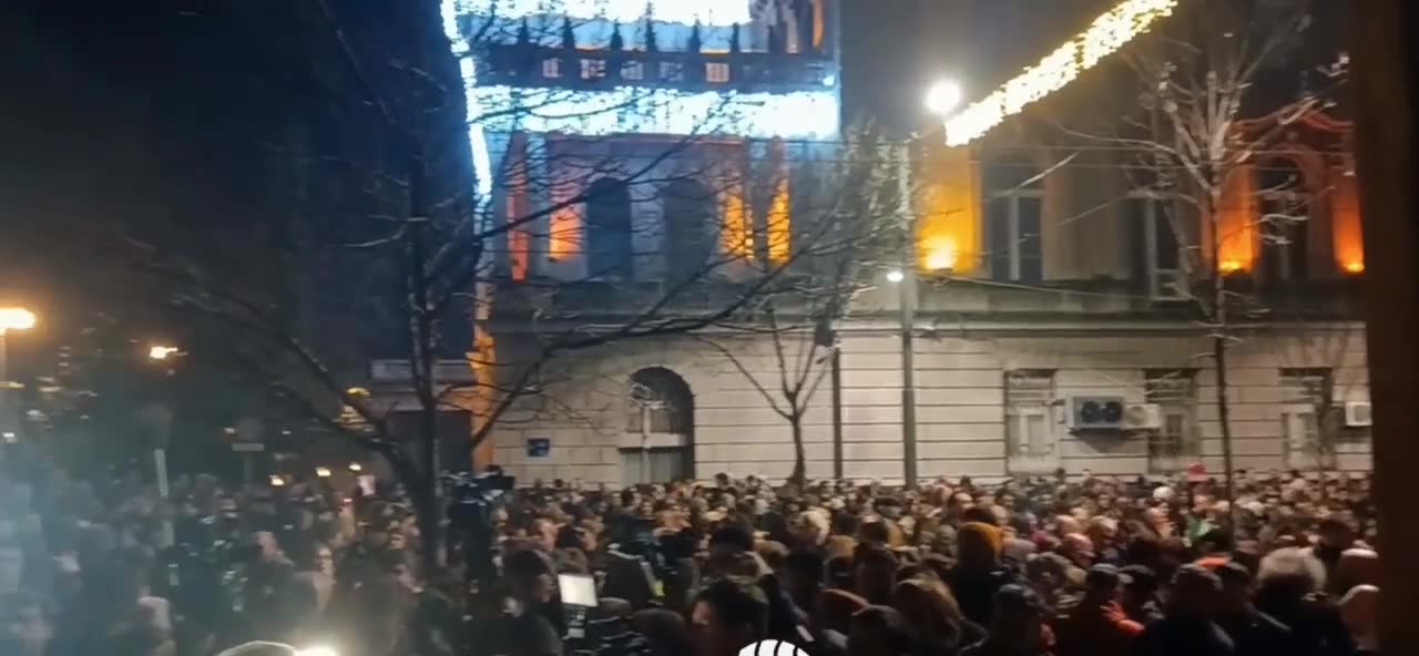 Sırbistan'da protestolar: Seçim sonuçları iptal talebiyle kapanma