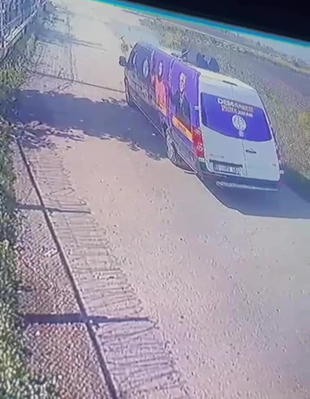 Ceyhan'da DEM Parti üyeleri HÜDA PAR afişini söktü
