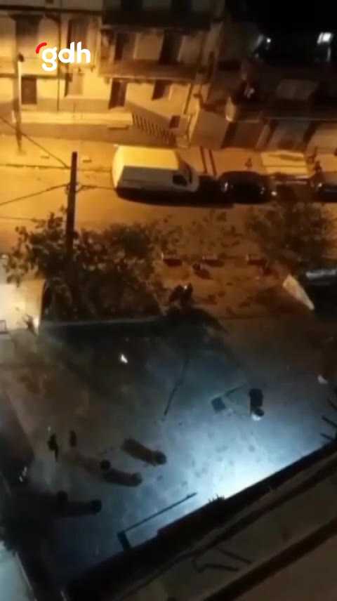 Yüreğir'de iki grup sokakta havai fişek attı