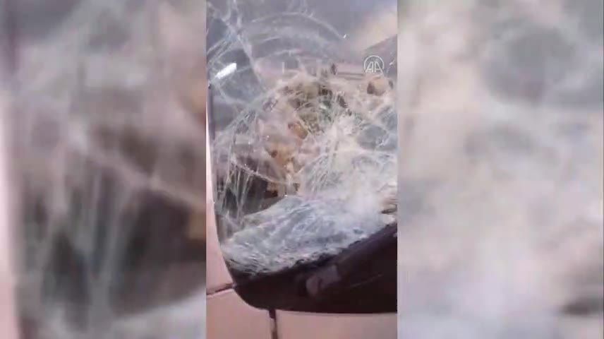 Küçükçekmece'de metrobüse giren vatandaşa çarpma! 3 yaralı