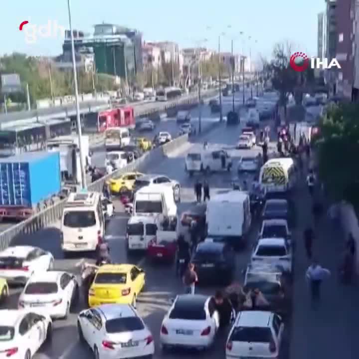 Avcılar E5'te çalıntı araçla kaza yapıp kaçmaya çalıştı