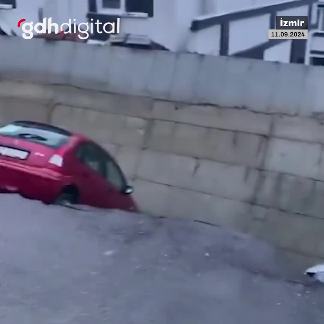 İzmir’de sağanak yağmurla yollar göçtü