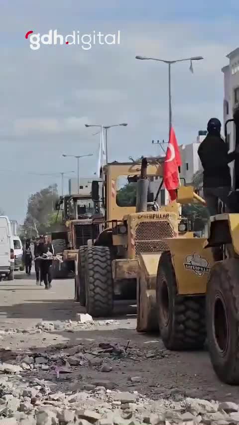 Gazze'de enkaz kaldırma çalışmalarında Türk bayrağı görüldü
