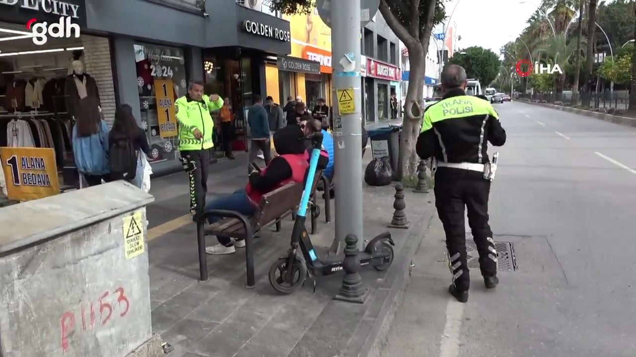 Manavgat'ta gelişigüzel park edilen scooterlara ceza kesildi