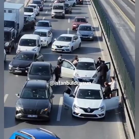 Avcılar'da 2 araç, kendilerine yol vermeyen aracı darp etti