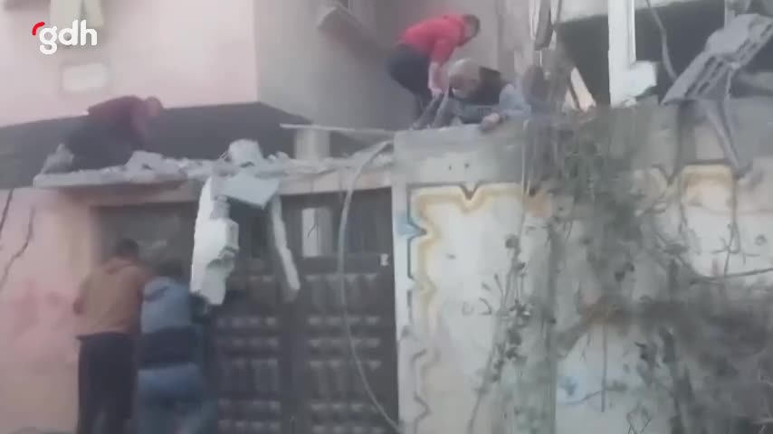 İsrail'in Gazze'de düzenlediği hava saldırısında 10 sivil öldü