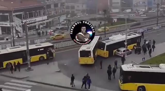 Eyüpsultan'da kaza yapan İETT otobüsüne çarpma gerçekleşti