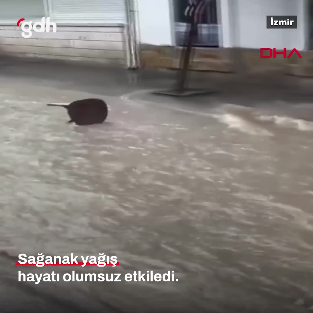 İzmir'de sağanak sonrası cadde ve sokaklar göle döndü