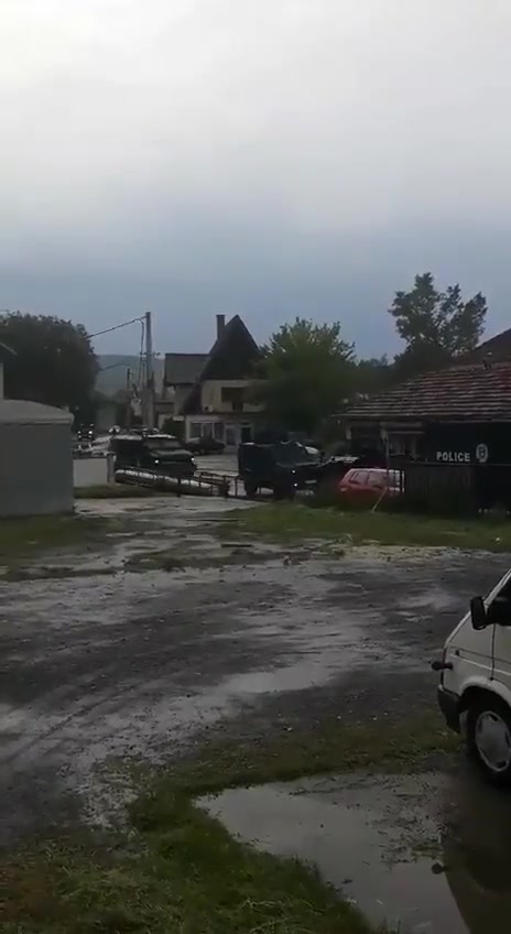 Vucic, orduya 'tam savaş' uyandırıp Kosovo'ya yaklaştı