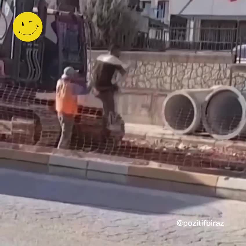 Adıyaman'da inşaat işçileri gün yorgunluğunu böyle attı