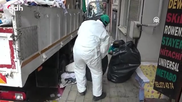 Bursa'da kötü kokulu evden 3 kamyon atık çıkartıldı