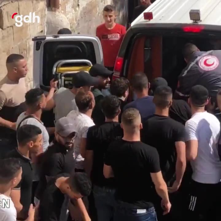 Sarıgül, zamları şemsiye açarak protesto etti: "Korunmak için!"