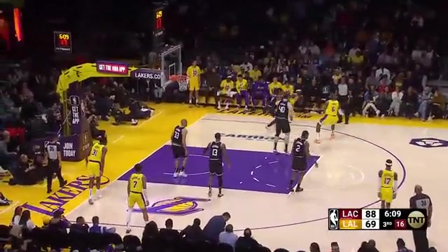 LeBron James, 35 yaş üstü 9 üçlükle tarih yazdı!