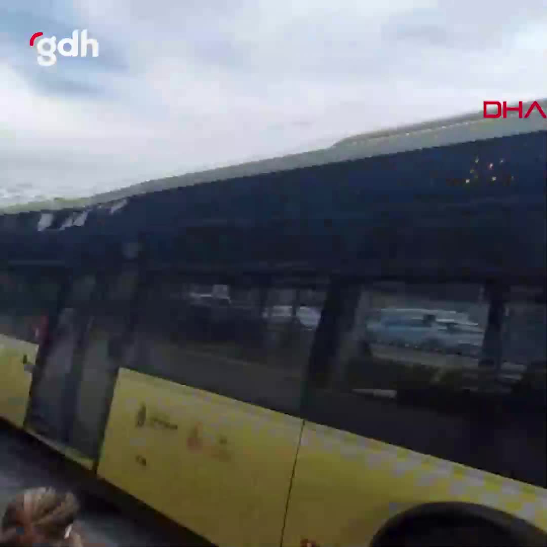 Bakırköy'de tır yine üst geçide takılarak otobüs devirdi