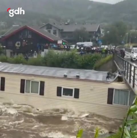Norveç'teki Hemsilar Nehri'nde prefabrik ev sele kapıldı