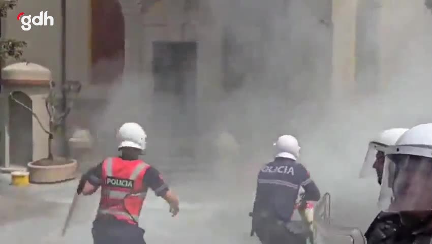 Tiran'da yolsuzluk protestosu: Belediye binası ateşe verildi