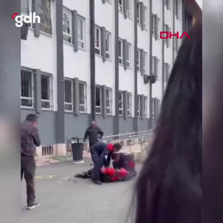 Bakırköy Anadolu Lisesi'nde AFAD görevlisi yüksekten düştü