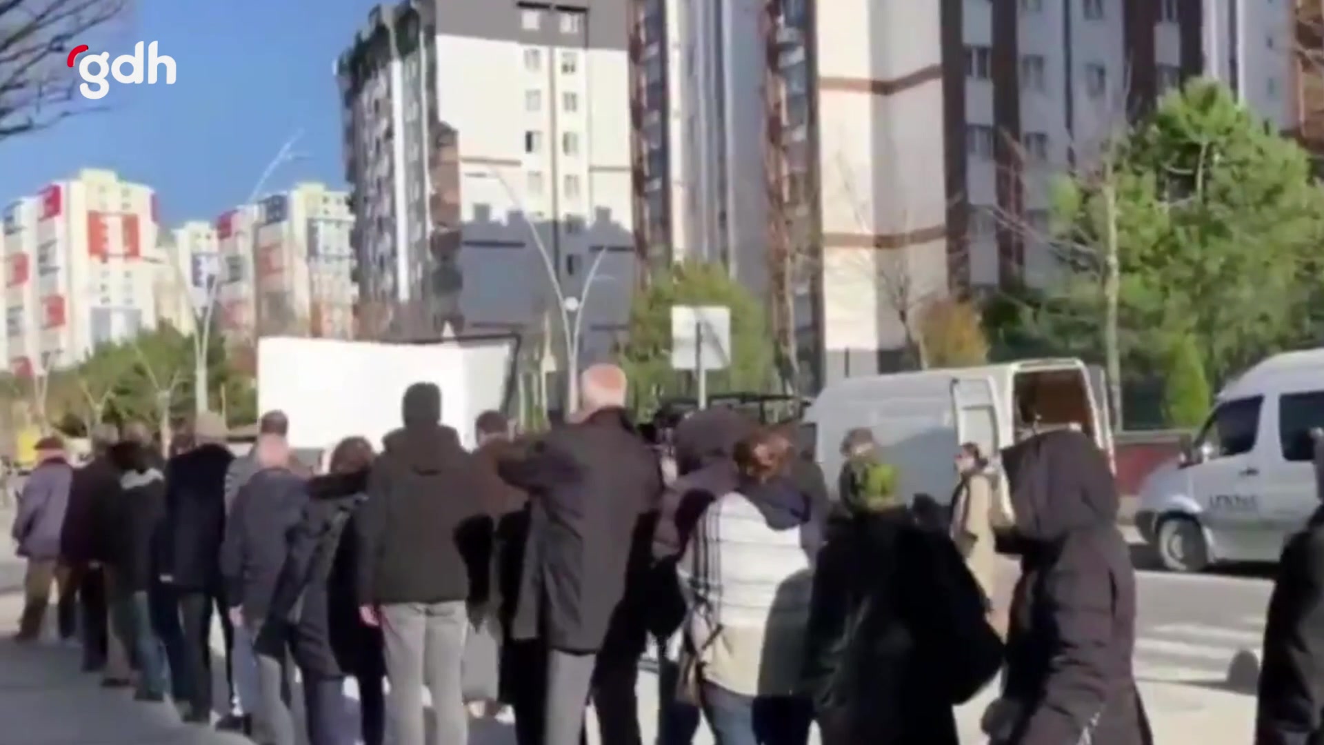 İBB, oyuncularla Halk Ekmek kuyruğu reklam filmi çekti