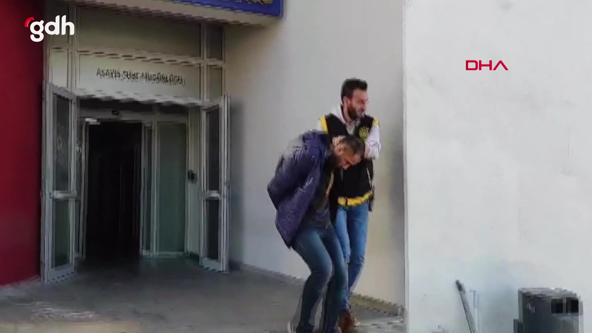 Adana'da kadın, sevgilisi ve oğlunun kamyonetini çaldı