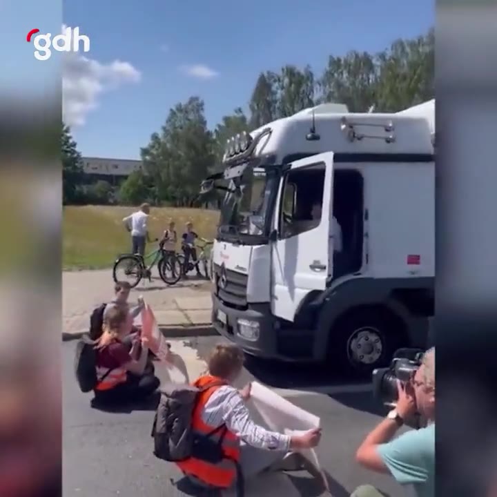 Rügen'de LNG terminali protestosunda şoför eylemcilere gitti