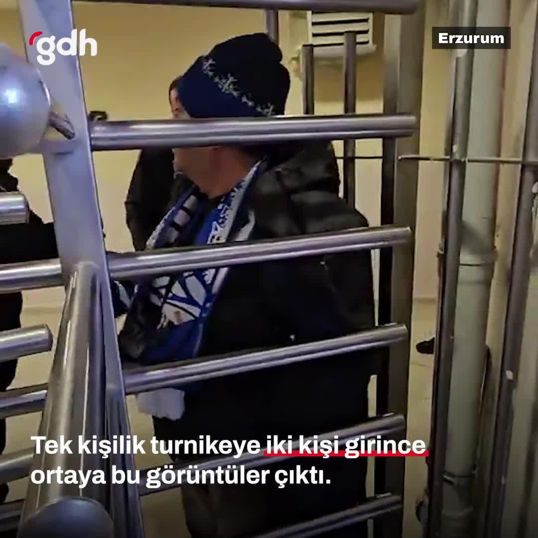 Erzurum'da tek kişilik turnikeye iki taraftar sıkıştı!