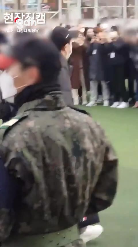 BTS üyesi Jin askere gitmek için uğurlandı
