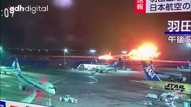 Tokyo'da Japonya Havayolları uçağı, askeri uçakla çarpıştı