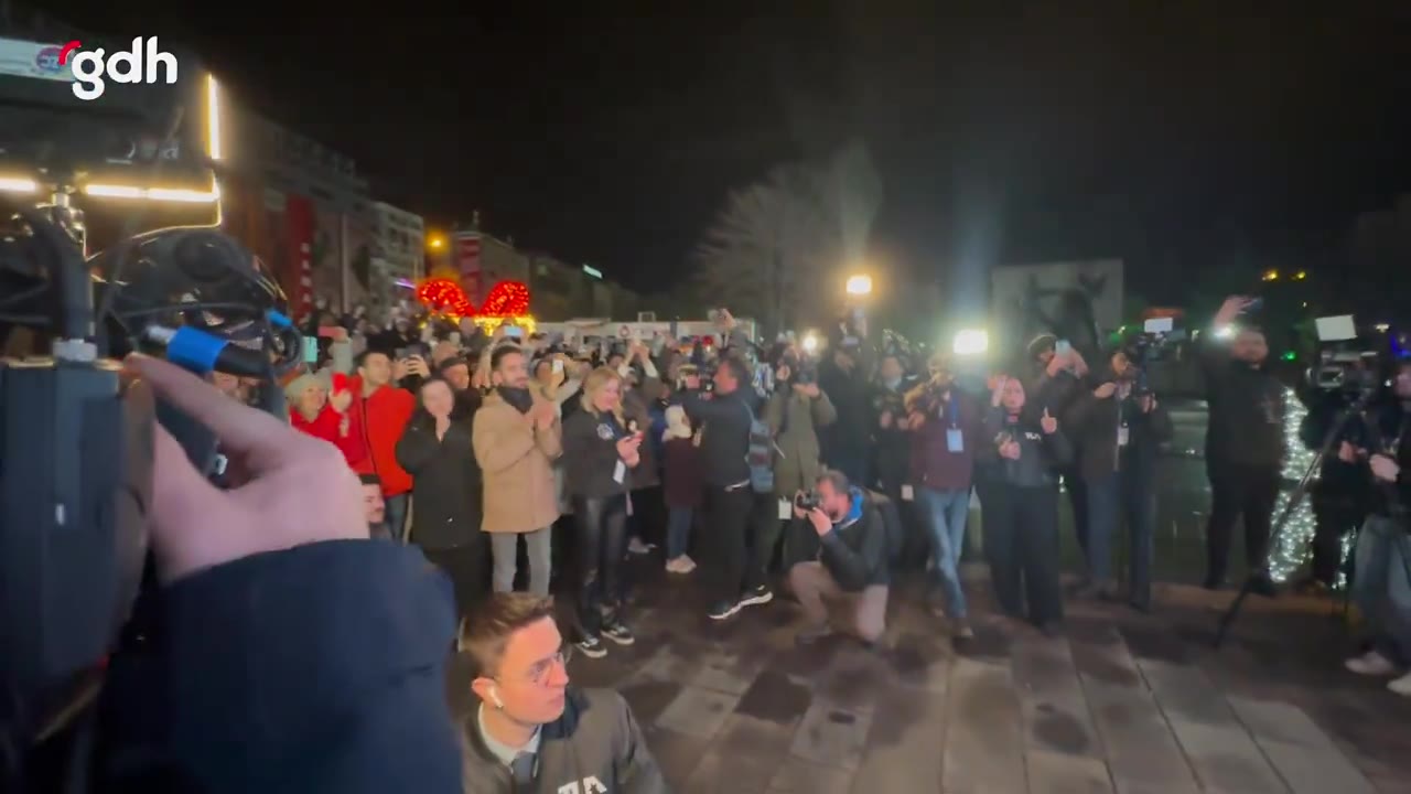 Kızılay Meydanı’ndaki vatandaşların geri sayım coşkusu