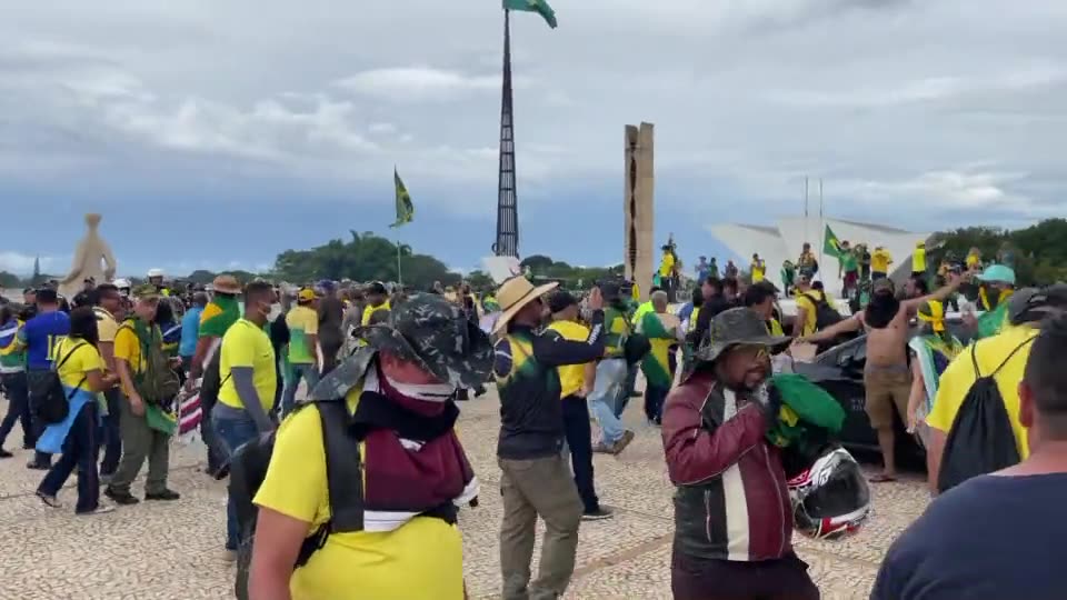 Bolsonaro destekçileri Brezilya'da polisle çatıştı, kongreye girdi