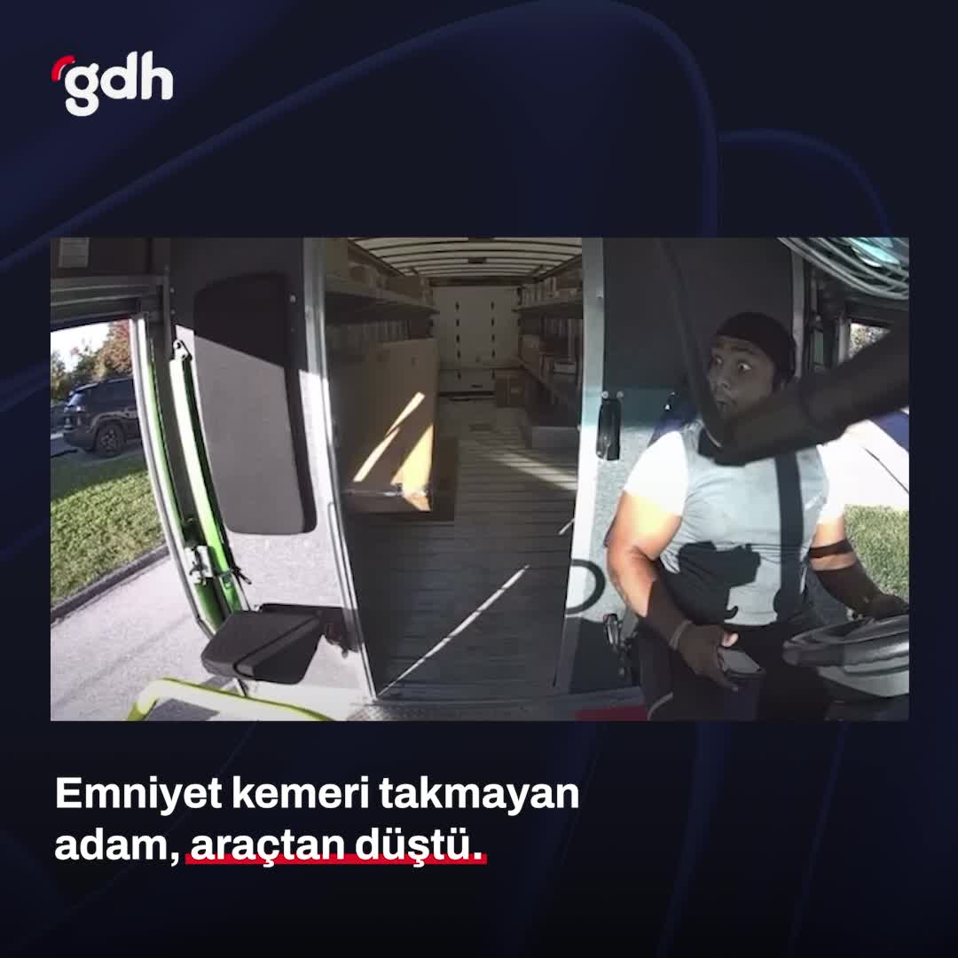 Kapısı açık araçta kemer takmayan adam düştü, sürücü güldü