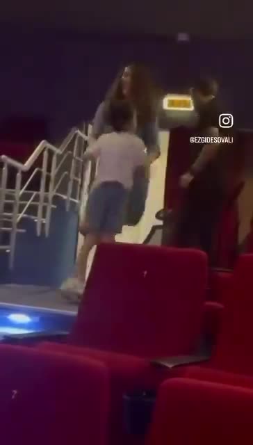 İstanbul'da otizmli öğrenci mezuniyet töreninde dışlandı