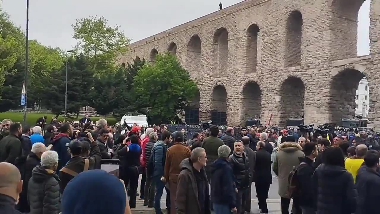 Kalabalık, Bozdoğan Kemeri'nde polis barikatında toplandı