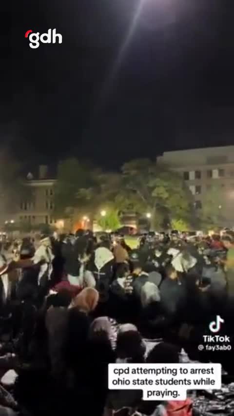 Ohio Eyalet Üniversitesi'nde öğrenciler polise karşı bariyer oluşturdu