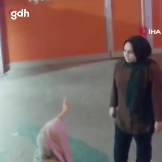 Fatih'te kadın masaj salonunu basıp kavga etti: Ben deli değilim