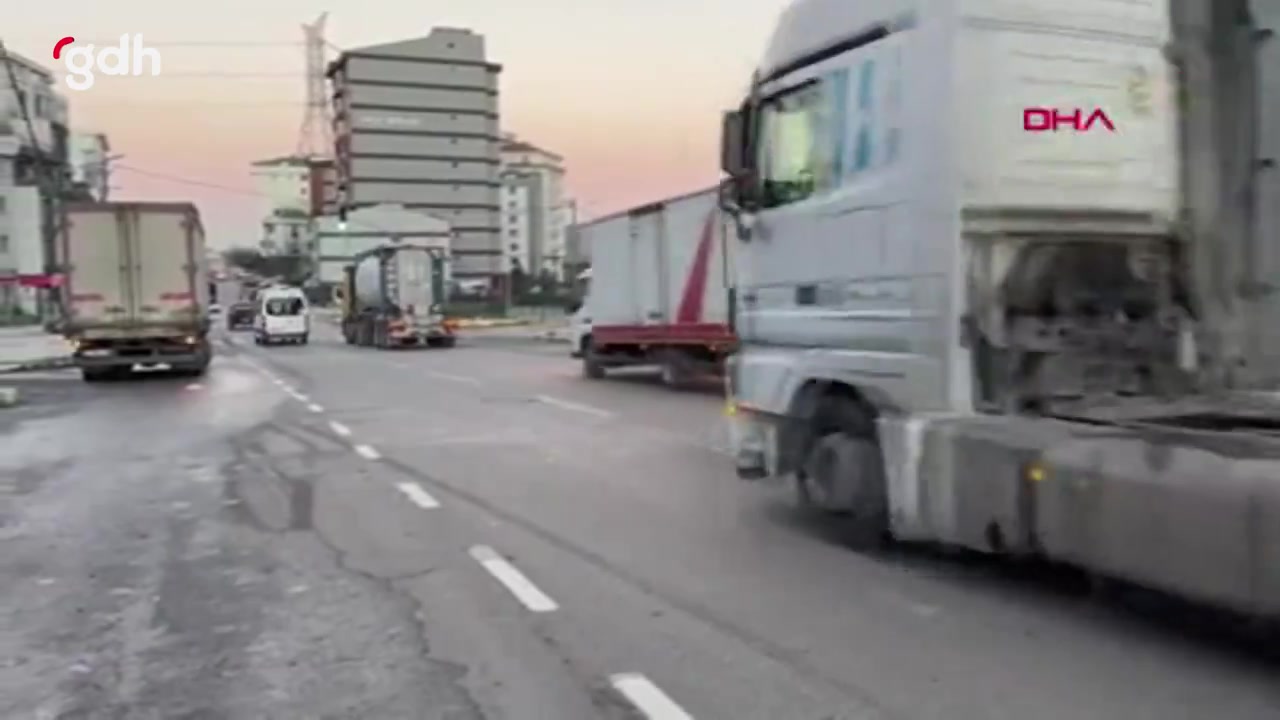 İstanbul'da hafriyat kamyonunun betonu yola yayıldı