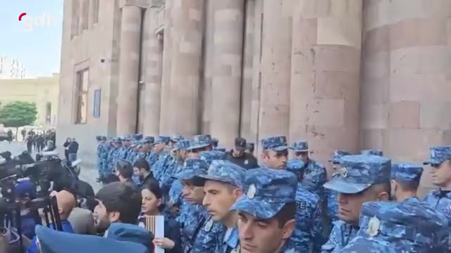 Ermenistan Başbakanı Paşinyan basın toplantısı düzenliyor