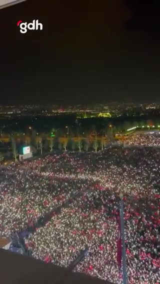 Vatandaşlar, Erdoğan'ın balkon konuşması için Külliye'ye akın ediyor