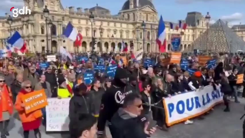 Paris'te protestoda Macron'a Ukrayna asker göndermeye hayır!
