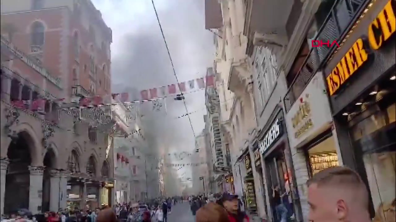Beyoğlu İstiklal Caddesi'nde yangın! İtfaiye sevk edildi