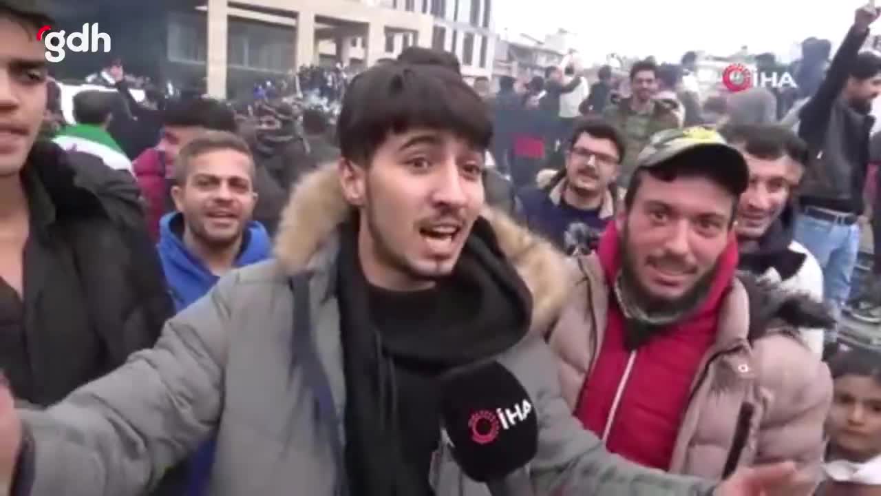 Suriyeliler Adana'da Esad rejiminin çöküşünü kutladı