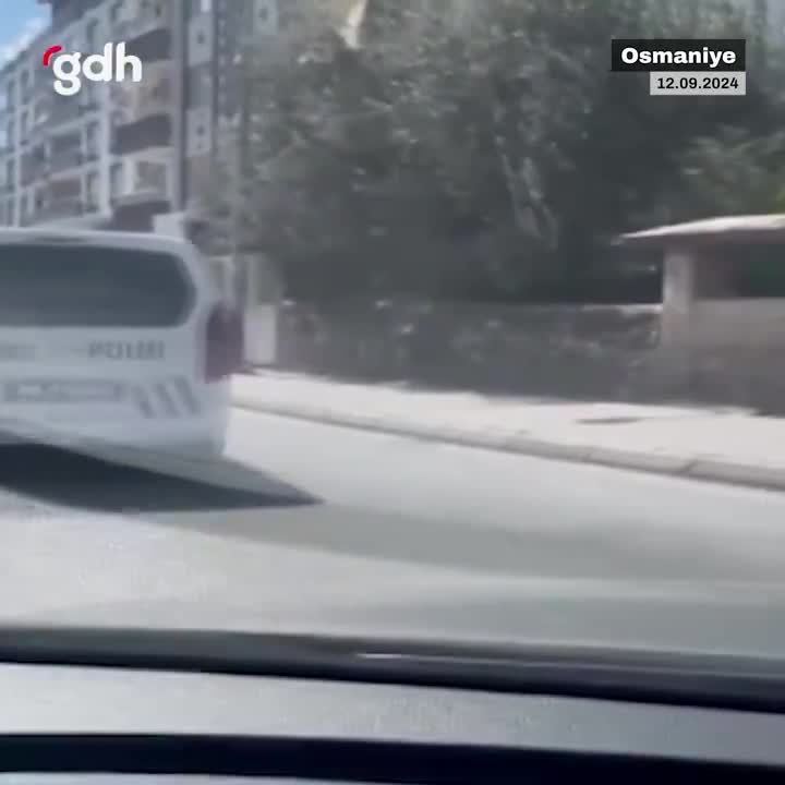 Türk polisi, yağmur ızgarasına takılan engelliye yardım etti