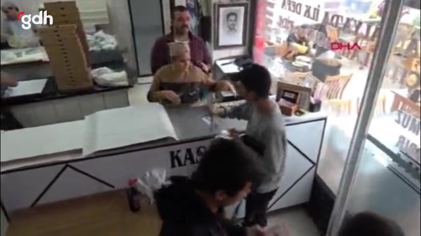 Antalya'da restoran, takdir belgesiyle öğrencilere lahmacun dağıttı