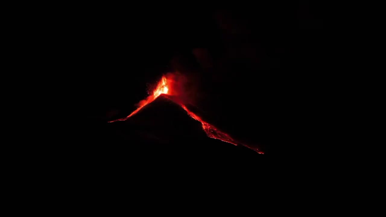 Etna Yanardağı'nda volkanik hareketlilik sürüyor, kül ve lav püskürüyor