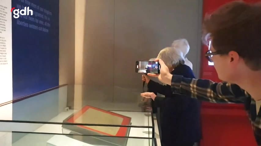 İngiltere'de İki Kadın, İklim İçin Magna Carta Camlarını Kırdı
