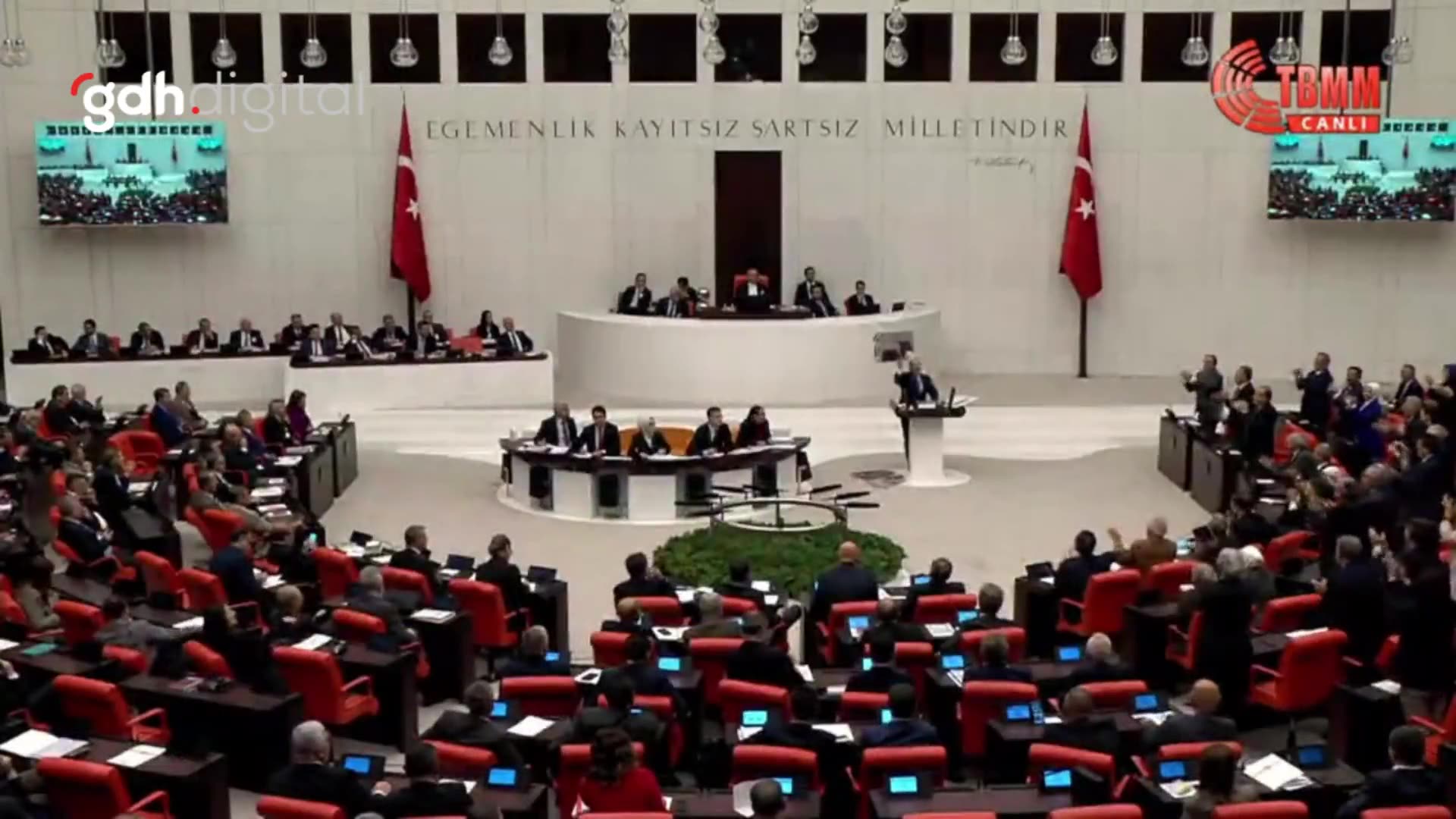 Varank'tan muhalefete: Kılıçdaroğlu'nun hamburgerli fotoğrafı da var!