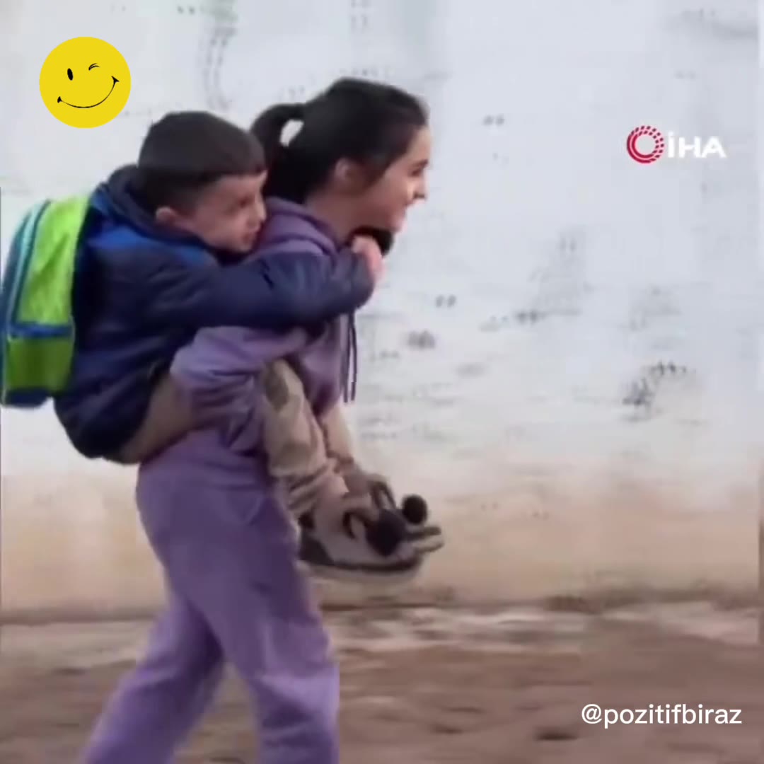 Batman'da kardeşini sırtında taşıyan abla