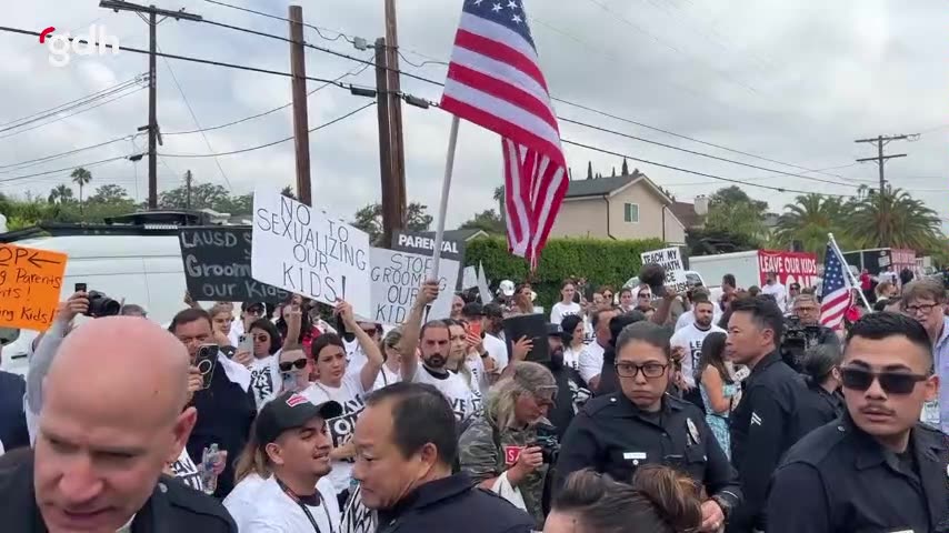 Culver City İlkokulu'nda Gökkuşağı Günü Protestosu
