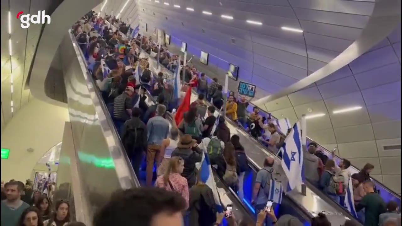 İsrail'de protestocular Knesset bölgesine akın ediyor